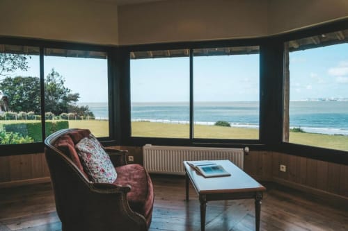 Coin salon douillet de La Girelle B&B avec vue sur le littoral de Honfleur et la Manche