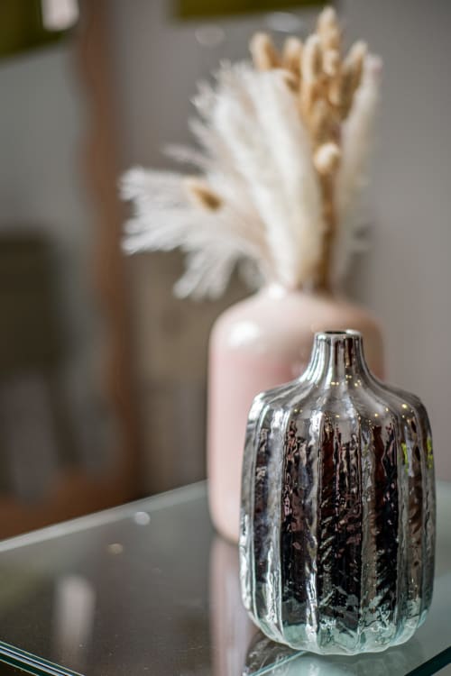 Vase en verre texturé avec récipient rose et fleurs blanches à la Bise de la Jouvence, Saint Laurent sur Sèvre