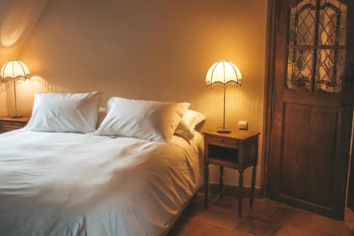 Chambre cosy à La Girelle B&B à Honfleur avec éclairage chaleureux, literie blanche et décor élégant