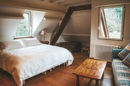 Chambre douillette sous les combles à La Girelle B&B à Honfleur avec lit blanc, poutres en bois et vue sur le jardin