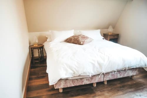 Chambre double cosy au gîte La Girelle à Honfleur avec draps blancs, tables de nuit en bois et parquet
