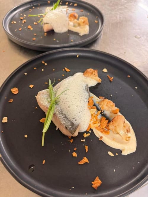 Plat gastronomique de La Route d'Argent, Bozouls : poisson poêlé, écume, garniture croustillante et microgermes
