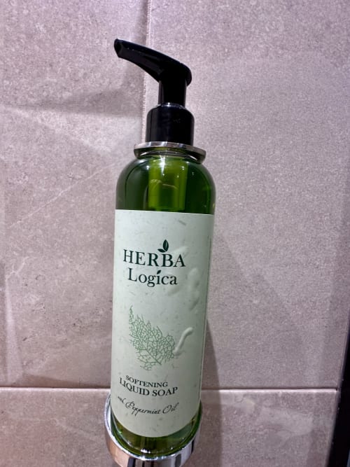 Jabón líquido suavizante HERBA Logica con aceite de bergamota en baño de hotel del Hotel Síbel Baza