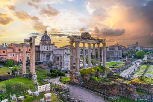 Rovine del Foro Romano con antiche colonne al tramonto, vicino a Campagnano di Roma Italia