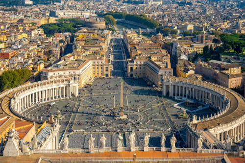 Vista aerea della Basilica di San Pietro e della Città del Vaticano con il panorama di Roma e il Fiume Tevere sullo sfondo