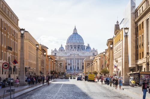 Via della Conciliazione che conduce alla Basilica di San Pietro in Città del Vaticano, Roma