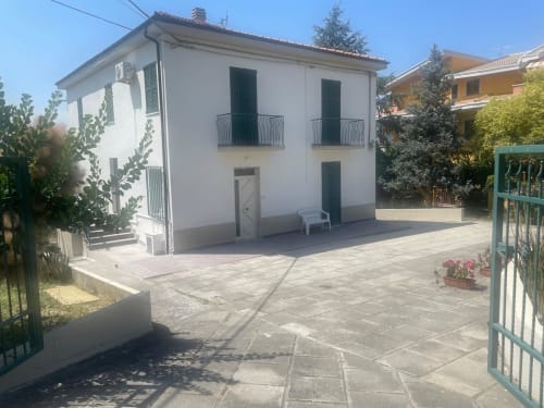 Appartamento Bike Green House ad Atessa con vista giardino, edificio in pietra bianca con persiane verdi e ingresso privato