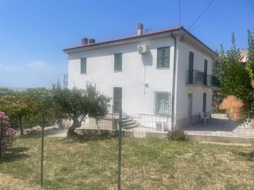 Moderno appartamento bianco con vista sul giardino a Tales of Abruzzo, Atessa Italia