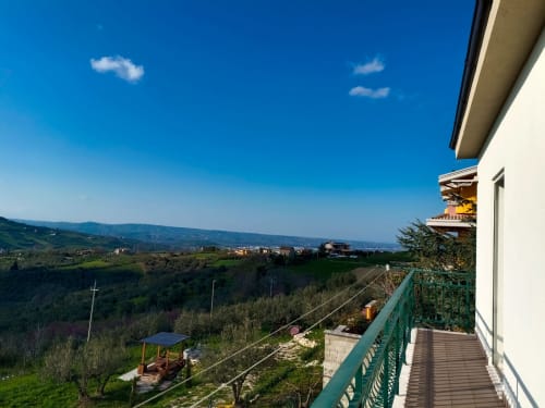 Vista dalla terrazza delle colline e della valle dell'Abruzzo dall'hotel Tales of Abruzzo ad Atessa, Italia