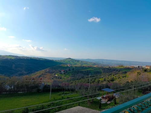 Colline e valli rigogliose dell'Abruzzo visibili dalla terrazza dell'hotel Tales of Abruzzo ad Atessa, Italia