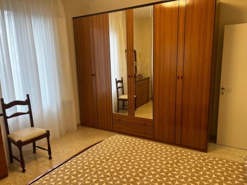 Camera da letto spaziosa con guardaroba in legno e ante specchiate nell'appartamento Tales of Abruzzo, Atessa, Italia