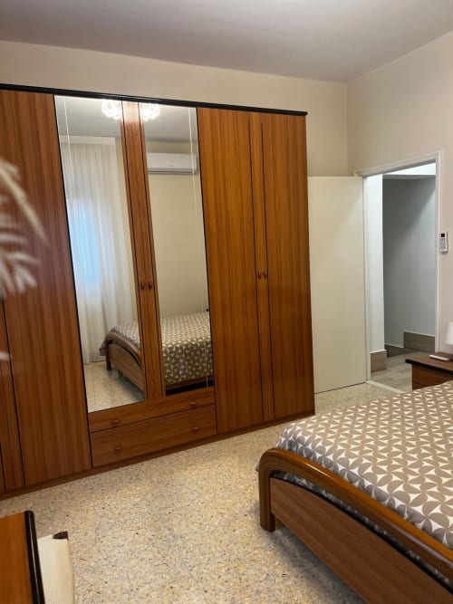 Camera da letto spaziosa con armadio in legno e porte a specchio, Tales of Abruzzo ad Atessa