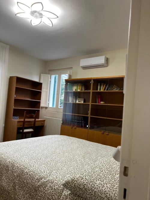 Ampia camera da letto con scaffalature in legno, letto, scrivania e aria condizionata nell'appartamento Tales of Abruzzo ad Atessa