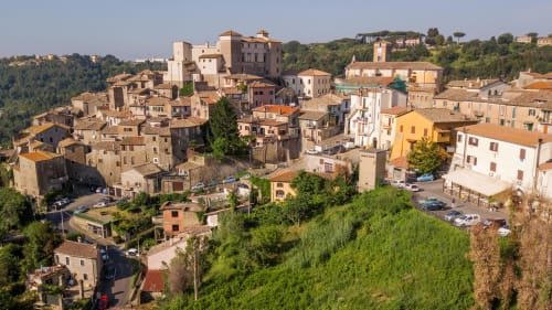 Suggestivo borgo medievale di Campagnano di Roma con edifici in terracotta immerso nel paesaggio verde italiano