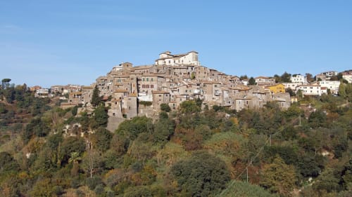 Villaggio medievale di Campagnano di Roma circondato da verdi colline con storici edifici in pietra