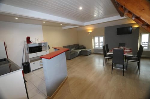 Studio moderne ouvert d'Appart'Hôtel Cholet avec cuisine, salle à manger et coin salon