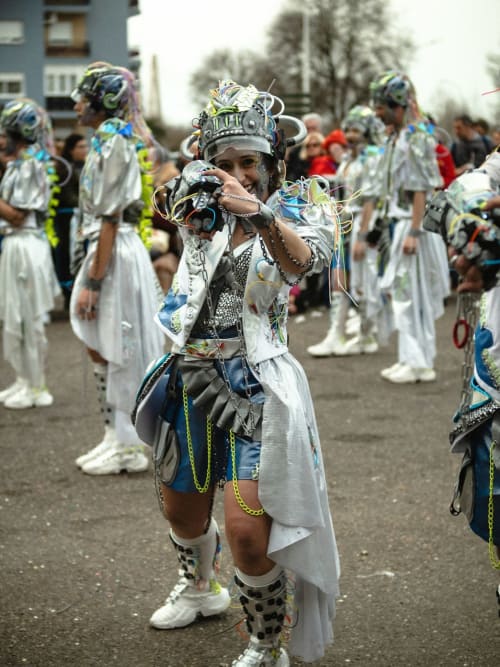 Performer del carnevale in elaborati costumi bianchi e blu vicino a Roma, Italia