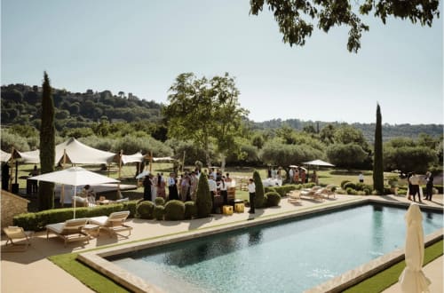 Le Domaine du Fortin poolside event in Ménerbes with guests, tents, and Tuscan countryside views