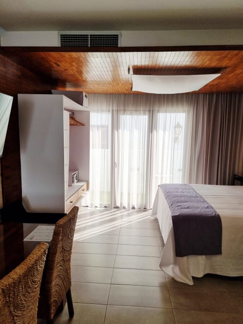 Spacious bedroom at El Arrecife de Conil in Conil de la Frontera with double bed, modern amenities, and terrace access