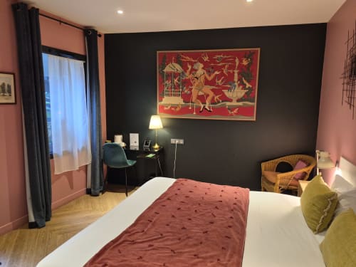 Chambre d'hôtel accessible et moderne à l'Hôtel Du Cygne à Tours, avec lit bordeaux, mur d'accent noir et œuvre d'art murale rouge