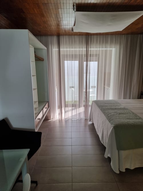 Spacious bedroom in Verde apartment at El Arrecife de Conil, Cádiz, with double bed, white wardrobe, private terrace access,