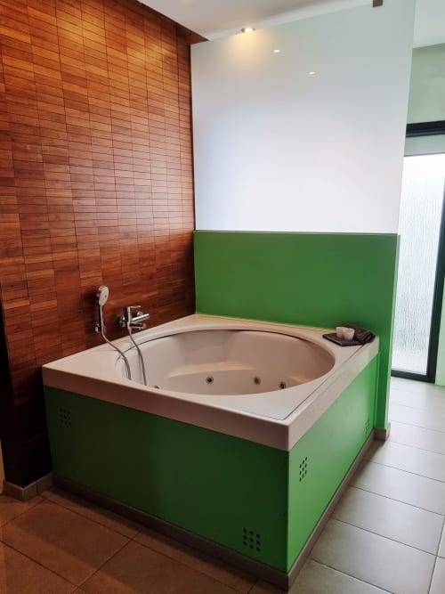 Private Jacuzzi bathtub in green-tiled bathroom at El Arrecife de Conil apartment, Conil de la Frontera, Cádiz