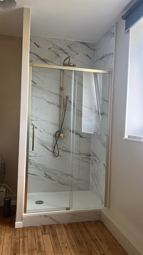 Douche à l'italienne moderne avec carrelage en marbre et robinetterie en laiton à La Poterne Maison d'hôtes à Épernay