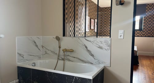 Salle de bain moderne avec baignoire en marbre et robinetterie en laiton à La Poterne, une maison d'hôtes de charme à Épernay