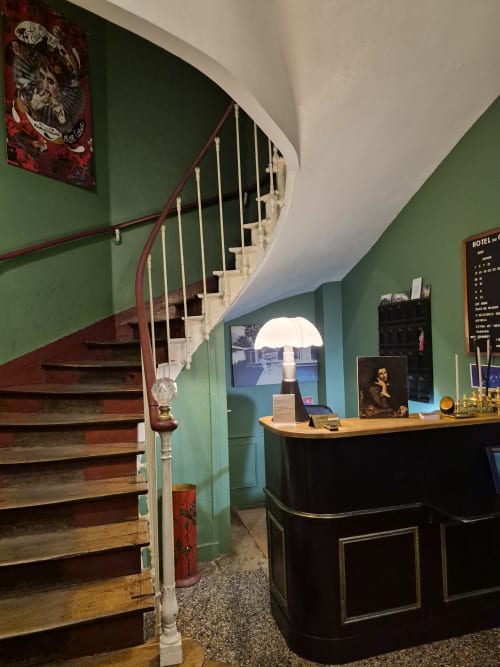 Hall de l'Hôtel Du Cygne à Tours avec escalier hélicoïdal, murs verts et réception