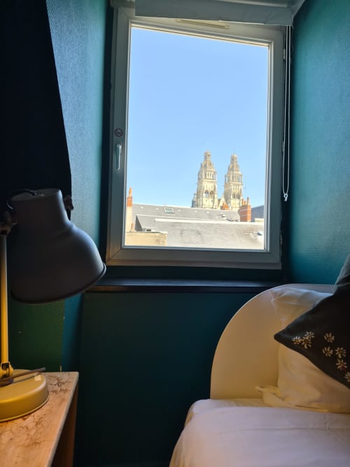 Chambre de l'Hôtel Du Cygne avec lits jumeaux et vue sur la Cathédrale de Tours, France