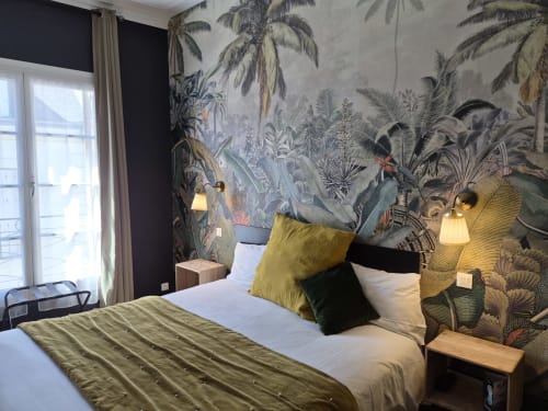Chambre de l'Hôtel Du Cygne à Tours avec papier peint tropical, accents jaunes et design contemporain