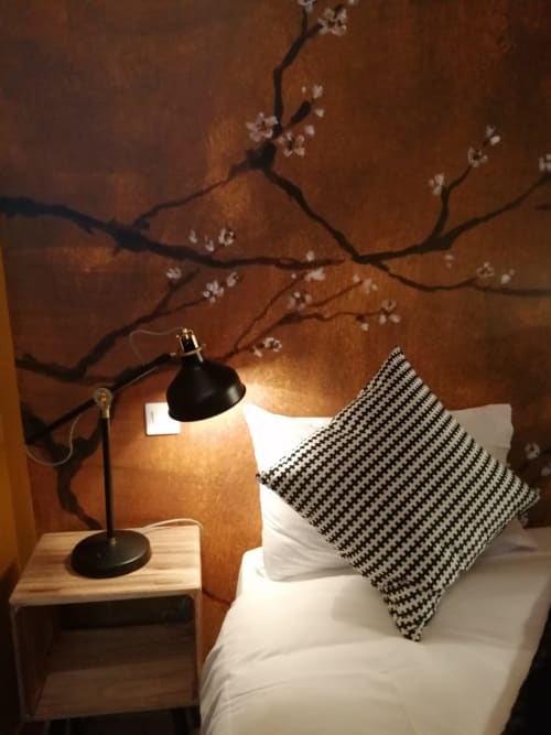 Chambre confortable à l'Hôtel Du Cygne Tours avec lit blanc, lampe de bureau noire et décoration florale murale