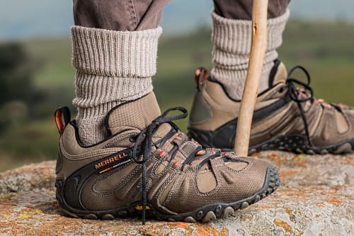 Excursionista amb botes Merrell i mitjons de llana en terreny rocallós prop de Capellades, Espanya