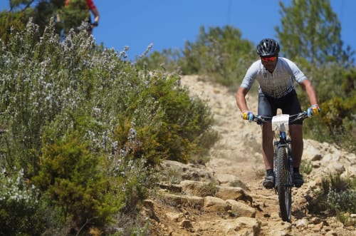 Ciclista de muntanya en camí rocós prop de l'Hotel Can Carol a Capellades, Espanya