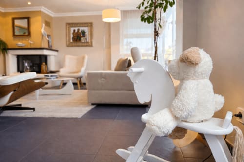 Sala de estar acogedora admite mascotas en Baiona con caballito mecedor blanco, chimenea, vista al mar y mobiliario moderno
