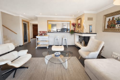 Sala de estar moderna  Toxiña, Baiona con chimenea, vistas al mar, zona de estar y mobiliario contemporáneo