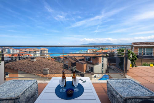 Terraza con vista al mar de esta estupenda casa Holibai Baiona, Gestión y oferta de alquiler vacacional