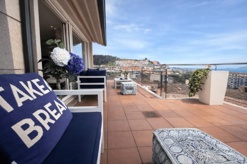 Terraza  con vistas al mar de la casa para vacaciones de tres plantas en Baiona. Galicia