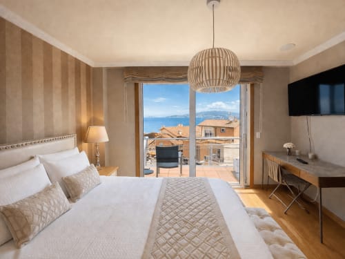 Lujoso dormitorio con balcón vista al mar en la casa de la colección atlántica Holibai en Baiona. Galicia. España