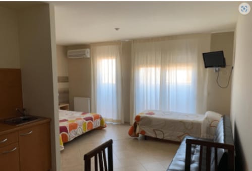 Acogedor estudio familiar en la casa de Raquel en Sant Pere Pescador con dos camas, TV, cocina y acceso a balcón