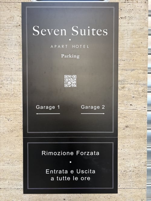 Beschilderung des Seven Suites Apart Hotel Sanremo mit Parkplatzweisung zu Garage 1 und Garage 2 mit QR-Code