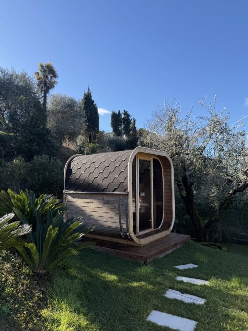 Pod sauna in botte di legno nel giardino della Verdolivo B&B, Sale Marasino, Italia