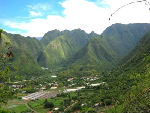 Vallée verdoyante avec montagnes, maisons et champs agricoles à l'Anaé Lodge, Le Tampon, île de la Réunion