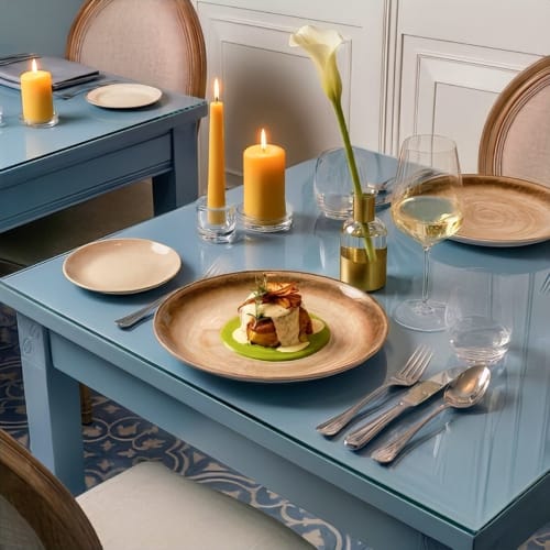 Elegante tavolo di fine dining presso Villa Oteri Rooms & Bistrot a Bacoli con piatto gourmet, candele e calici di vino