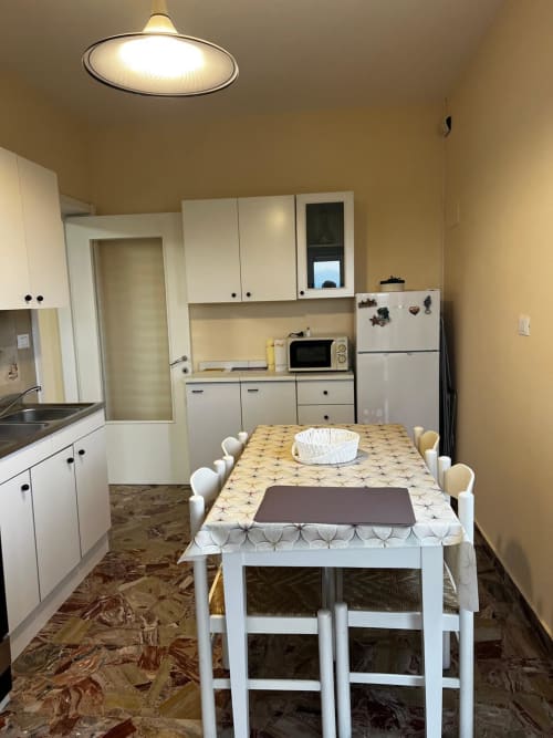 Cucina e zona pranzo luminose nella cottage Bike Green House di Tales of Abruzzo, Atessa, con mobili bianchi e