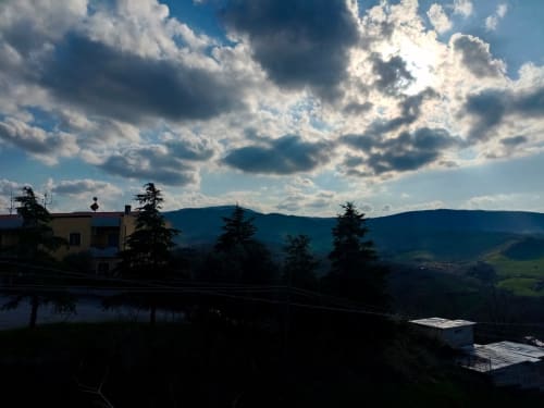 Vista panoramica della valle montana dal cottage Tales of Abruzzo ad Atessa con nuvole drammatiche