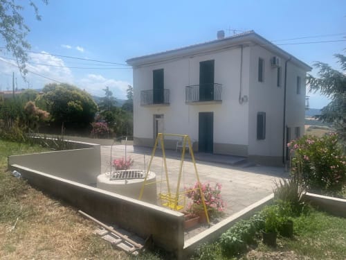 Cottage Green House a Bike con vista giardino, altalena in patio e fiori rosa