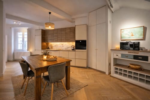 Modern kitchen-dining area in Suite Mirabeau at Les Suites de Montigny, Aix-en-Provence, with wooden table, cream cabinetry,