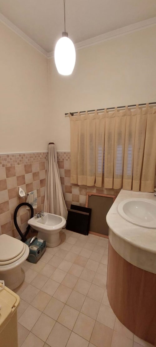 Bagno spazioso nell'appartamento Tales of Abruzzo con doppio lavabo, bidet, wc e pavimentazione in piastrelle beige
