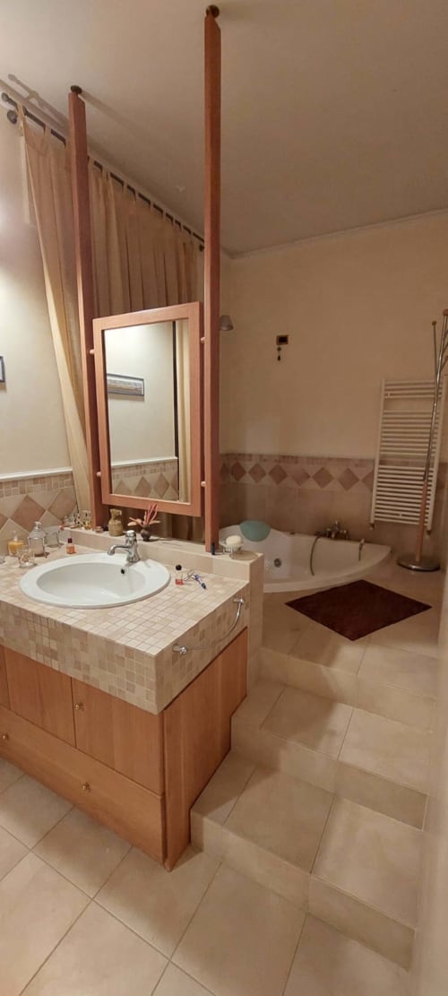 Bagno spazioso nell'appartamento SUL CORSO di Tales of Abruzzo, Atessa, con lavabo, specchio, vasca e scaldasalviette